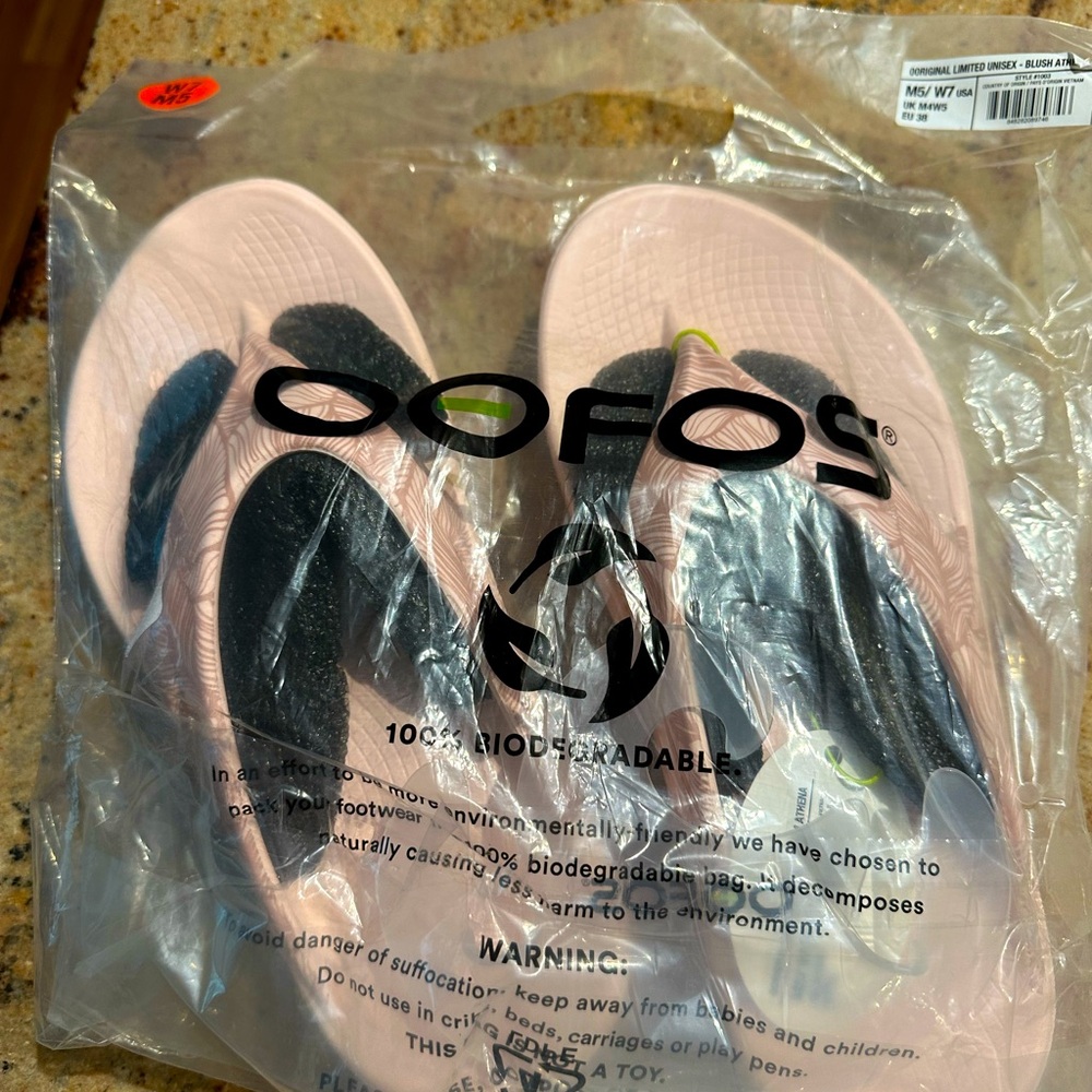 Oofos Sandals New in Package